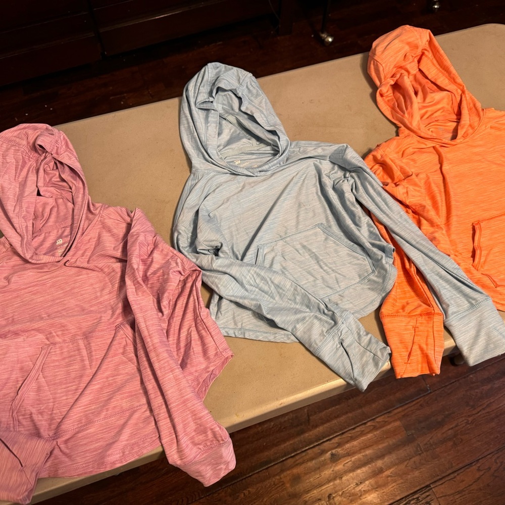 Girls long sleeve sports shirts, three colors.